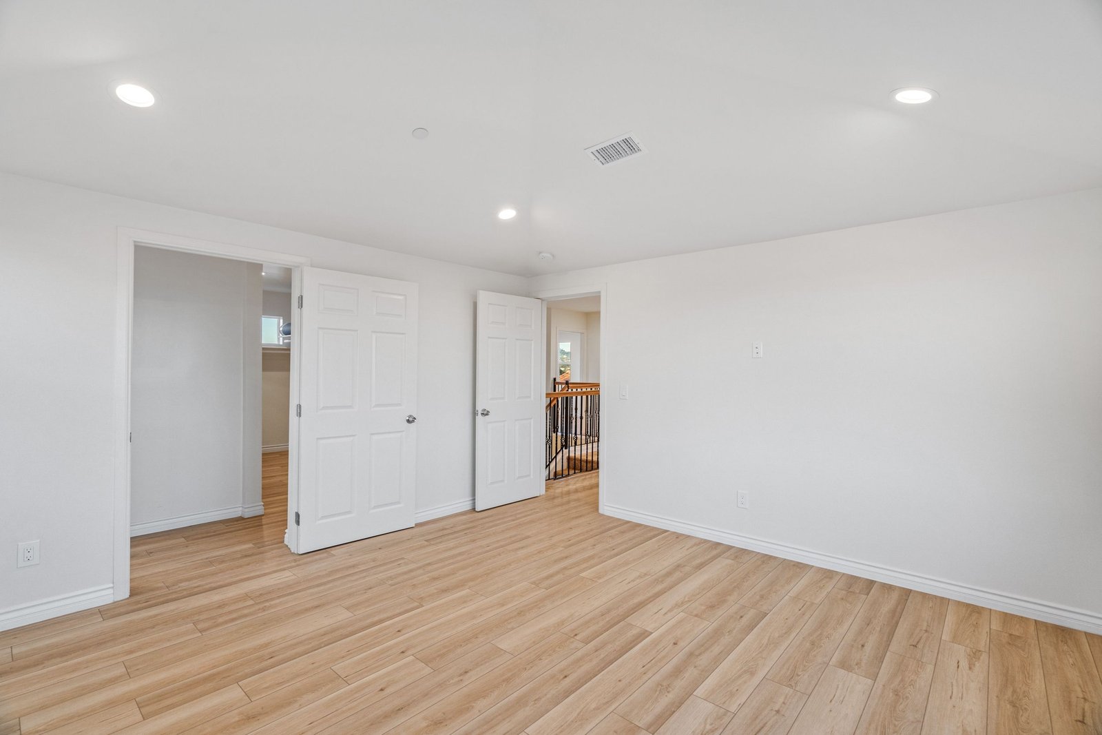 custom-home-builder-newport-beach-bedroom-walk-in-closet