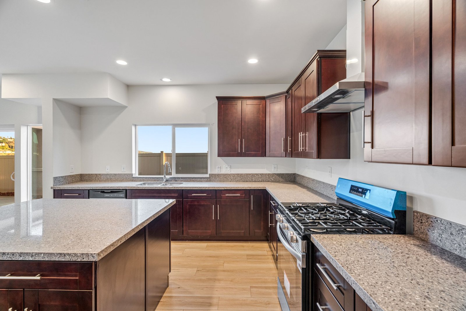 custom-home-builder-orange-county-kitchen-quartz-countertops